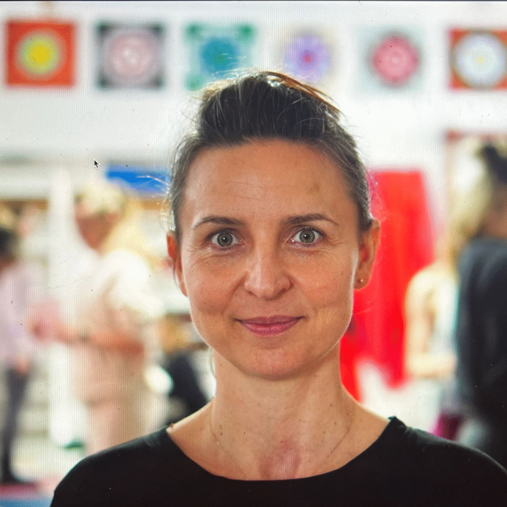Kurs nauczycielski Hatha Vinyasa Jogi Gdańsk – praktyka grupowa w Instytucie Devi Sangam