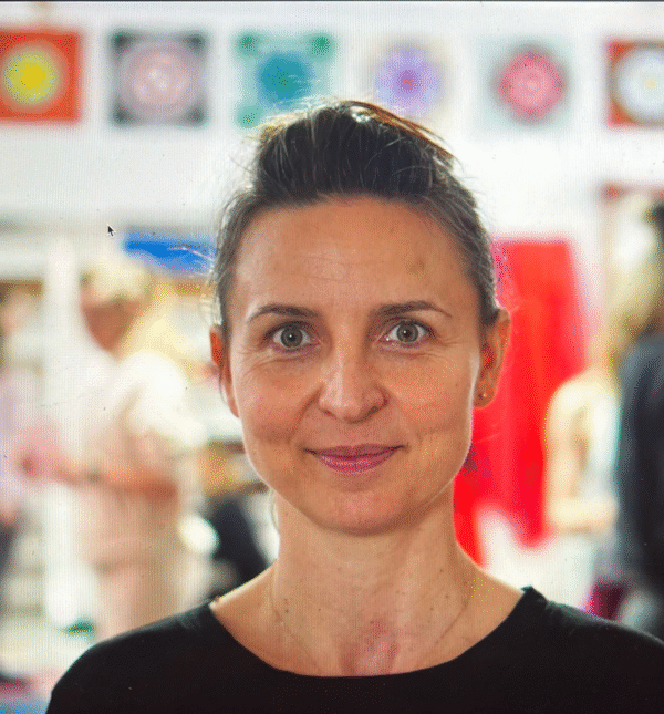 Kurs nauczycielski Hatha Vinyasa Jogi Gdańsk – praktyka grupowa w Instytucie Devi Sangam